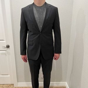 Men's Hugo Boss Suit. Grey patterned. 40 Regular. 34 inch waist.